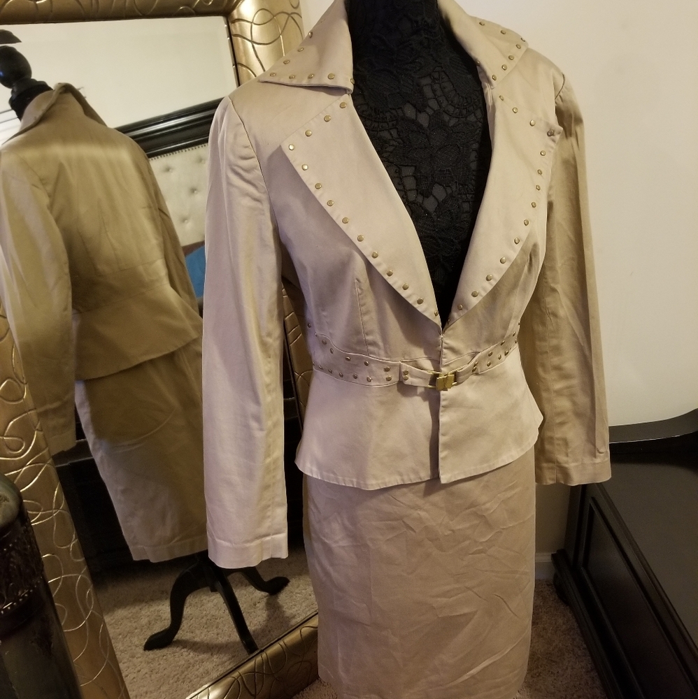 Skirt suit
